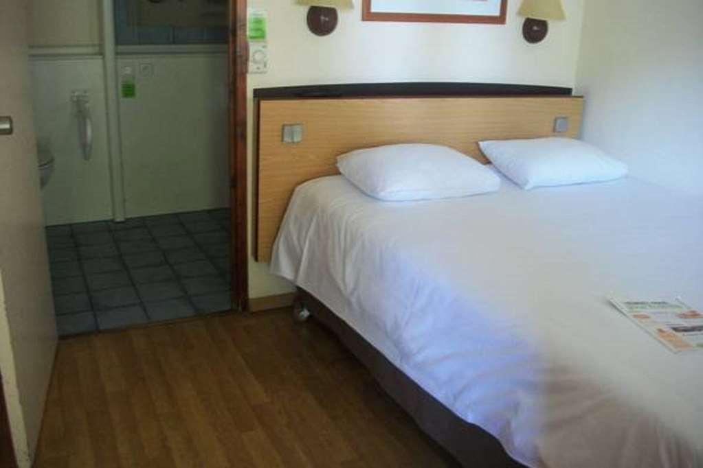 Kyriad Tarbes Bastillac Room photo